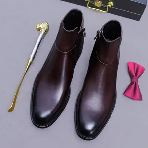 Klassieke donkerbruine leren Chelsea boots voor heren met zijrits en gepolijste finish