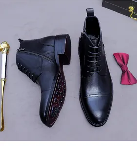 Détail de bottines en cuir noir avec lacets et fermeture éclair latérale pour hommes
