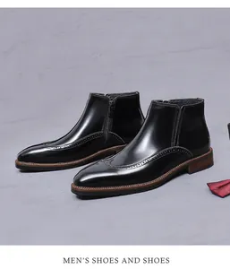 Detailansicht der schwarzen Chelsea-Boots aus Leder mit Brogue-Muster und Reißverschluss