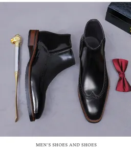 Makroaufnahme der schwarzen Herren-Lacklederstiefel mit feinen Brogue-Verzierungen und Details