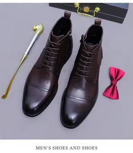 Vue de dessus de bottines derby en cuir marron foncé avec bout rapporté et zip latéral