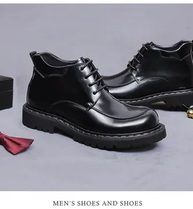 Nahaufnahme der polierten schwarzen Herren-Derby-Stiefel mit dicker Gummisohle und Schnürsenkeln