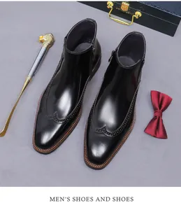 Detail polierter schwarzer Chelsea-Boots mit Brogue-Mustern und seitlichem Reißverschluss
