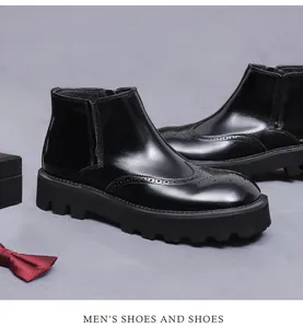 Primer plano de botas Brogue negras pulidas con suela de lengüeta y detalles de cuero