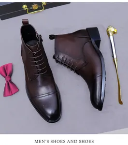 Gros plan de bottines en cuir marron foncé avec fermeture éclair et accessoires dorés