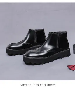 Detalle de botines Chelsea negros para hombre en cuero con brogue y suela de plataforma