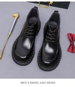 Detail von Herrenschuh aus Leder mit runder Kappe und dicker rutschfester Sohle
