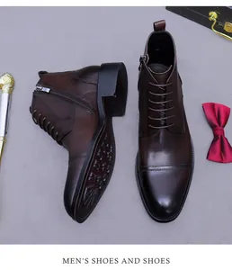 Détail de bottines en cuir marron foncé avec fermeture éclair, lacets et semelle robuste