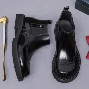 Stivali Chelsea da uomo in pelle nera con dettagli brogue e suola in gomma spessa