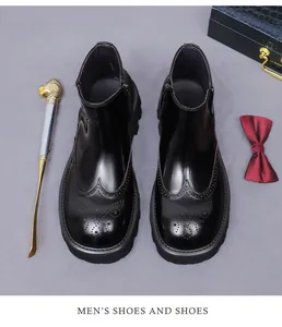 Detalle de botas brogue negras para hombre con calados de punta de ala y cremallera