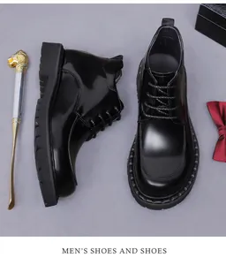 Nahaufnahme glänzender schwarzer Lederstiefel mit rutschfesten Sohlen und Verpackung