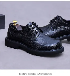 Détail montrant la texture du cuir grainé et la semelle épaisse de chaussures Derby noires