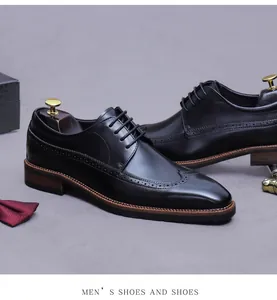 Details schwarzer Brogue-Lederschuhe mit Wingtip-Lochmuster und elegantem Zubehör