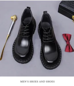 Polierte schwarze Leder-Herrenschuhe mit Schnürsenkeln und goldenem Schuhlöffel-Detail