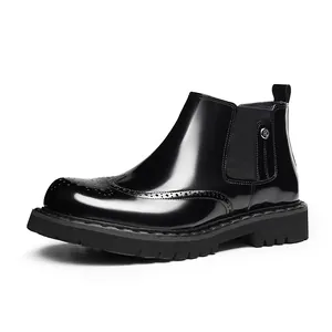 Stivali Chelsea in pelle nera in stile britannico con dettagli brogue e suole spesse