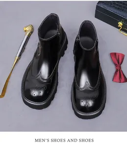 Detalle de botas Chelsea de cuero charol negro con grabado brogue y suela gruesa