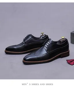 Detailansicht schwarzer Brogue-Schuhe aus Leder mit klassischem Lochmuster für Herren