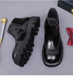 Vista superior de botas brogue negras con detalles de perforaciones y suelas dentadas gruesas