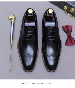 Draufsicht auf schwarze Brogue-Lederschuhe mit Budapester Muster und eleganter Abendgarderobe