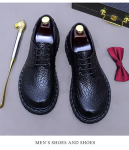Vue de dessus des chaussures pour hommes en cuir noir texturé avec embauchoirs en bois