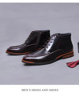 Détail macro de bottines habillées en cuir marron foncé brillant avec lacets et fermeture éclair