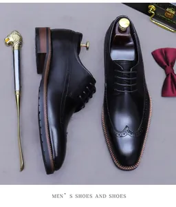 Draufsicht auf schwarze Lederschuhe mit Wingtip-Brogue-Lochmuster und klassischer Gravur