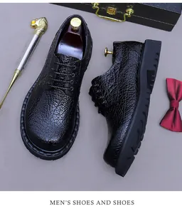Vue de dessus de chaussures de ville en cuir noir texturé avec lacets et semelle épaisse