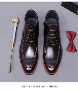 Détail de bottines en cuir bordeaux avec fermeture éclair latérale et coutures élégantes