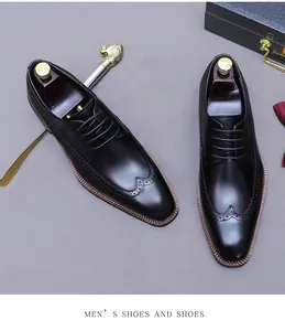Details von schwarzen Brogue-Schuhen aus Leder mit Flügelkappe und Schuhspannern