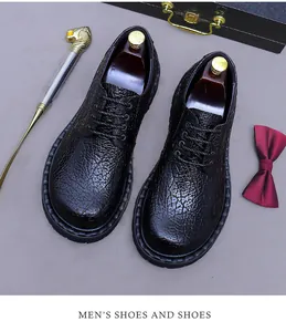 Vue détaillée de chaussures derby en cuir noir texturé avec design à lacets classique