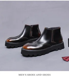Detalle de troquelado brogue y cuero pulido degradado en botas Chelsea con suela gruesa
