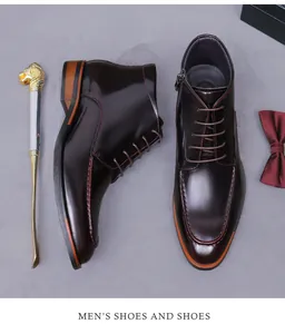 Détail de bottines en cuir marron foncé avec lacets et fermeture éclair latérale