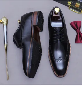 Detailansicht schwarzer Budapester Schuhe mit klassischer Flügelkappe und Gummisohle