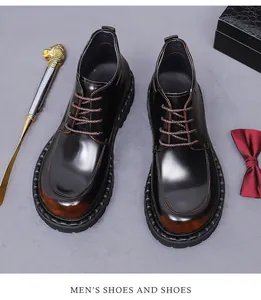 Nahaufnahme polierter schwarzer Herrenschuhe aus Leder mit Vintage-Farbverlauf und dicker Sohle