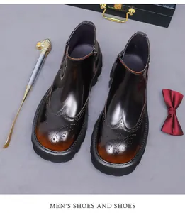 Detalle de los grabados Brogue en botas de cuero degradado con suela de goma gruesa