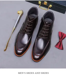 Vue de dessus de bottines en cuir bordeaux avec porte-documents et accessoires chic