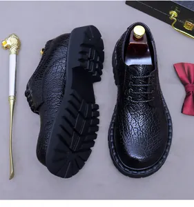 Détails macro du cuir de vachette noir texturé et de la semelle épaisse antidérapante