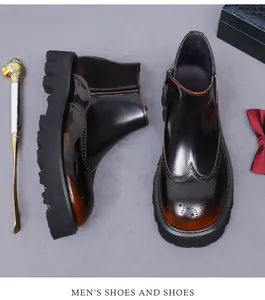 Detalle de tallado Brogue en botas Chelsea de cuero pulido con suela gruesa y moderna