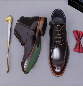 Détail de bottines en cuir bordeaux avec fermeture éclair et surpiqûres orange vif