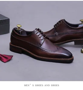 Detail von braunen Leder-Derbyschuhen mit klassischen Brogue-Flügelkappen-Lochmustern