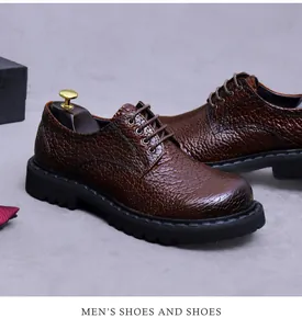 Vue macro détaillée de la texture du cuir grainé marron sur des chaussures casual pour hommes