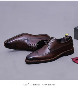 Detail der braunen Brogue-Lederschuhe mit klassischer Lochverzierung und hölzernem Schuhspanner