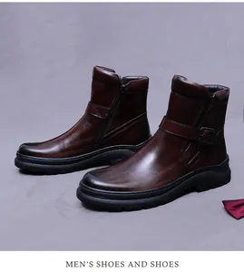Λεπτομέρεια καφέ δερμάτινης μπότας με πλαϊνό φερμουάρ, αγκράφα και υφή δέρματος υψηλής ποιότητας