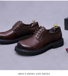 Détail macro de chaussures homme en cuir marron gaufré avec semelle épaisse crantée