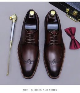 Dunkelbraune Brogue-Derby-Schuhe aus Leder mit kunstvollen Lochverzierungen in der Draufsicht