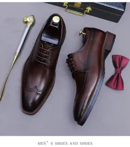 Flachbild von braunen Brogue-Lederschuhen mit Wingtip-Details und Luxus-Accessoires