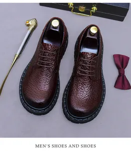Détails de chaussures derby en cuir grainé marron foncé avec semelle en caoutchouc