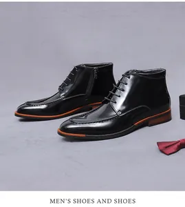 Gros plan de bottines en cuir brillant noir avec zip latéral et détail de semelle orange