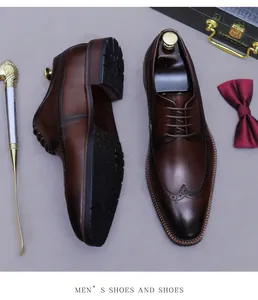 Detaillierte Brogue-Muster auf dunkelbraunen Leder-Derbyschuhen mit Flügelkappendesign