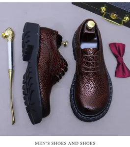 Chaussures en cuir marron pour hommes avec semelles épaisses et accessoires professionnels